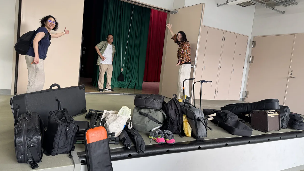 体育館ライブ当日、ステージへの搬入・準備の様子