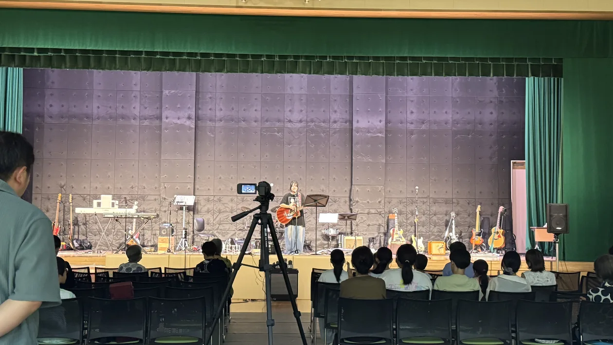客席から見たステージ全体とアコースティック演奏