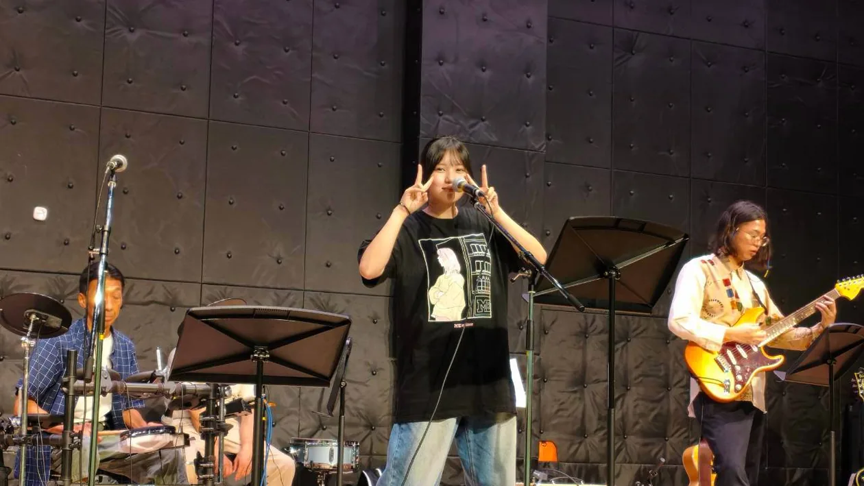 ボーカルを中心にしたバンド演奏