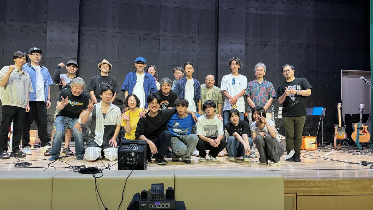 出演メンバーによるステージ上の集合写真
