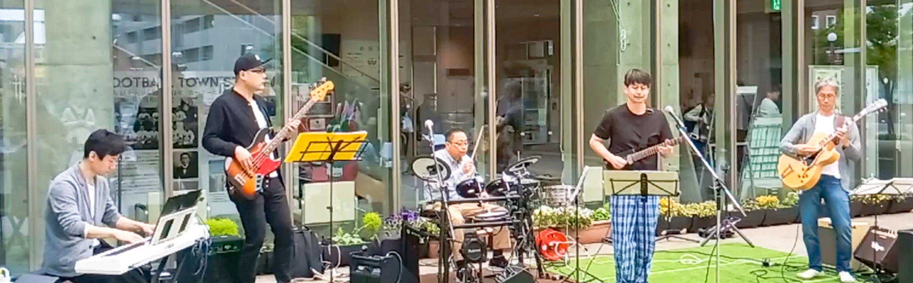 美園軽音サークルの野外ライブの様子